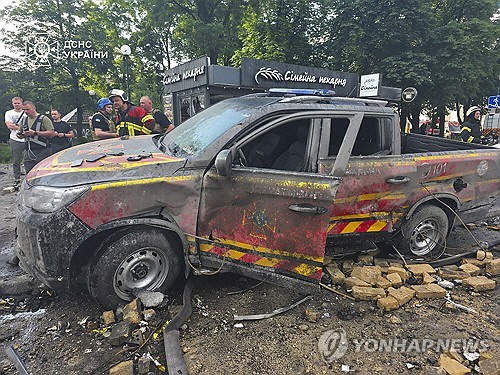 지난 6일 공습에서 부서진 구급차. [EPA=연합뉴스]